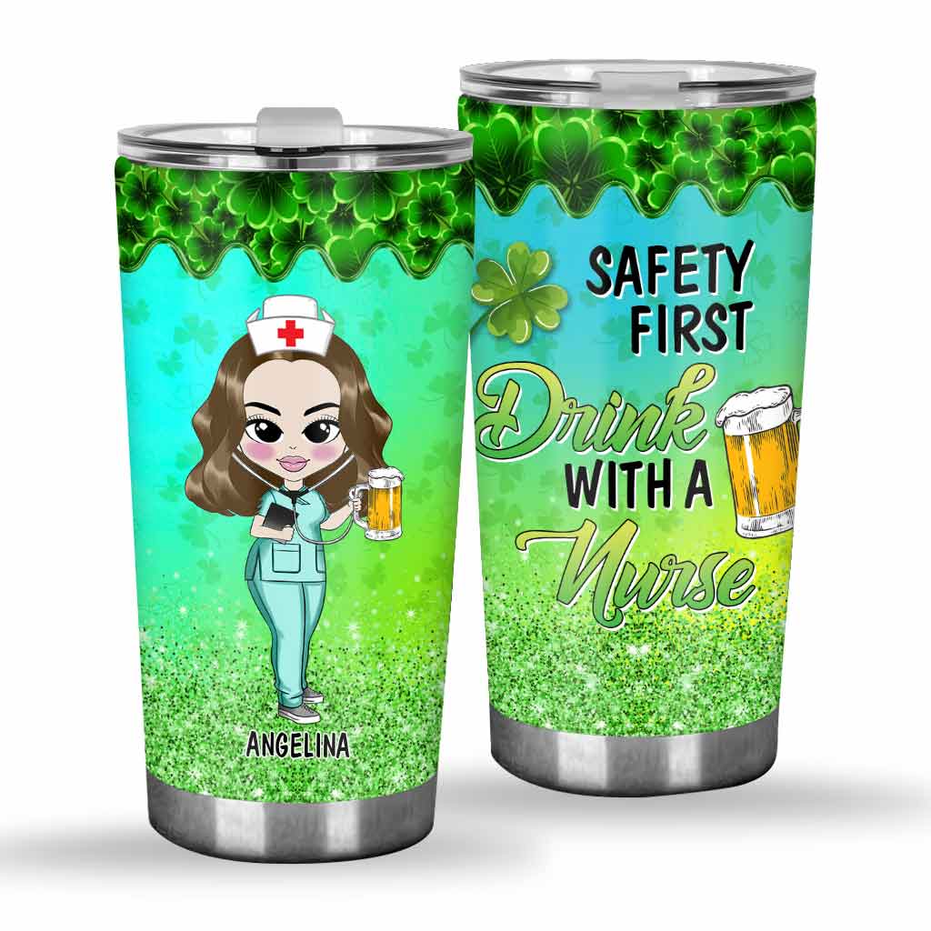 Sicherheit geht vor – Trinken Sie mit einer Krankenschwester – personalisierter St. Patrick's Day-Becher