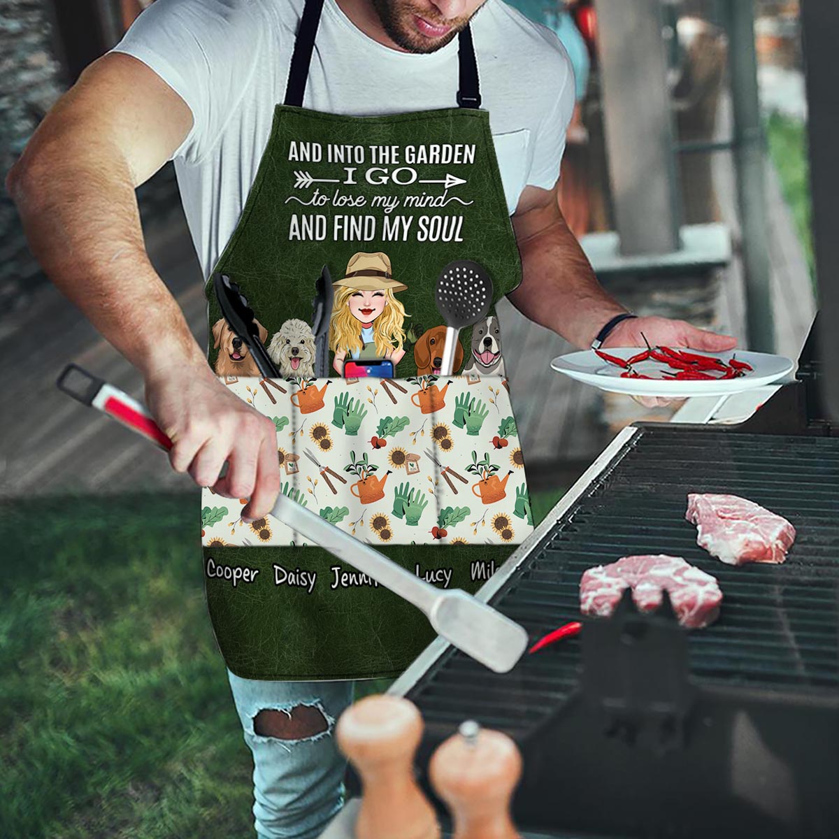 Und ab in den Garten! – Gartengeschenk für Mama, Ehefrau, Freundin, Oma, Hundeliebhaberin, Katzenliebhaberin – Personalisierte Schürze