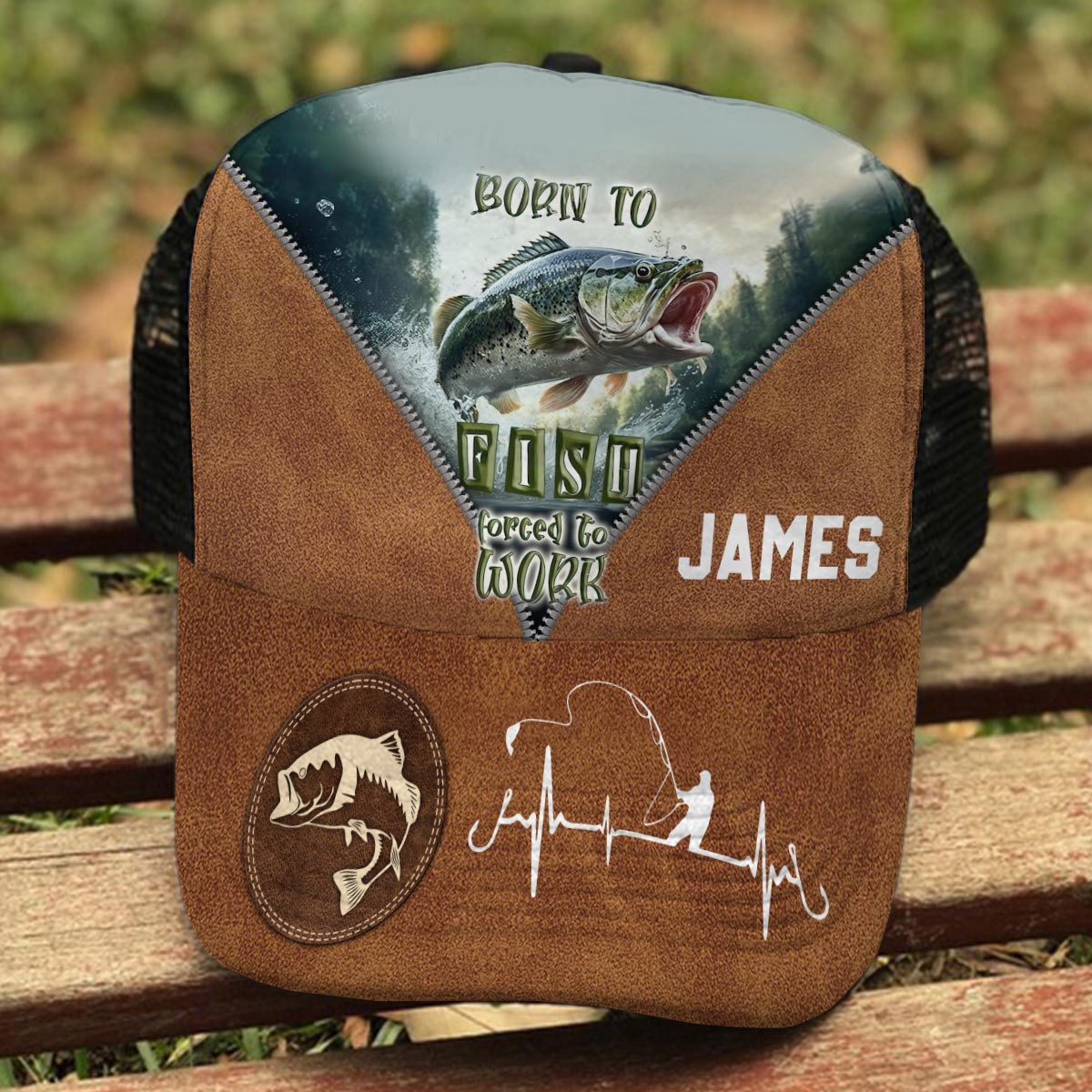 Zum Angeln geboren, zum Arbeiten gezwungen – Personalisierte Angel-Truckerkappe (Schwarzes Netzgewebe)