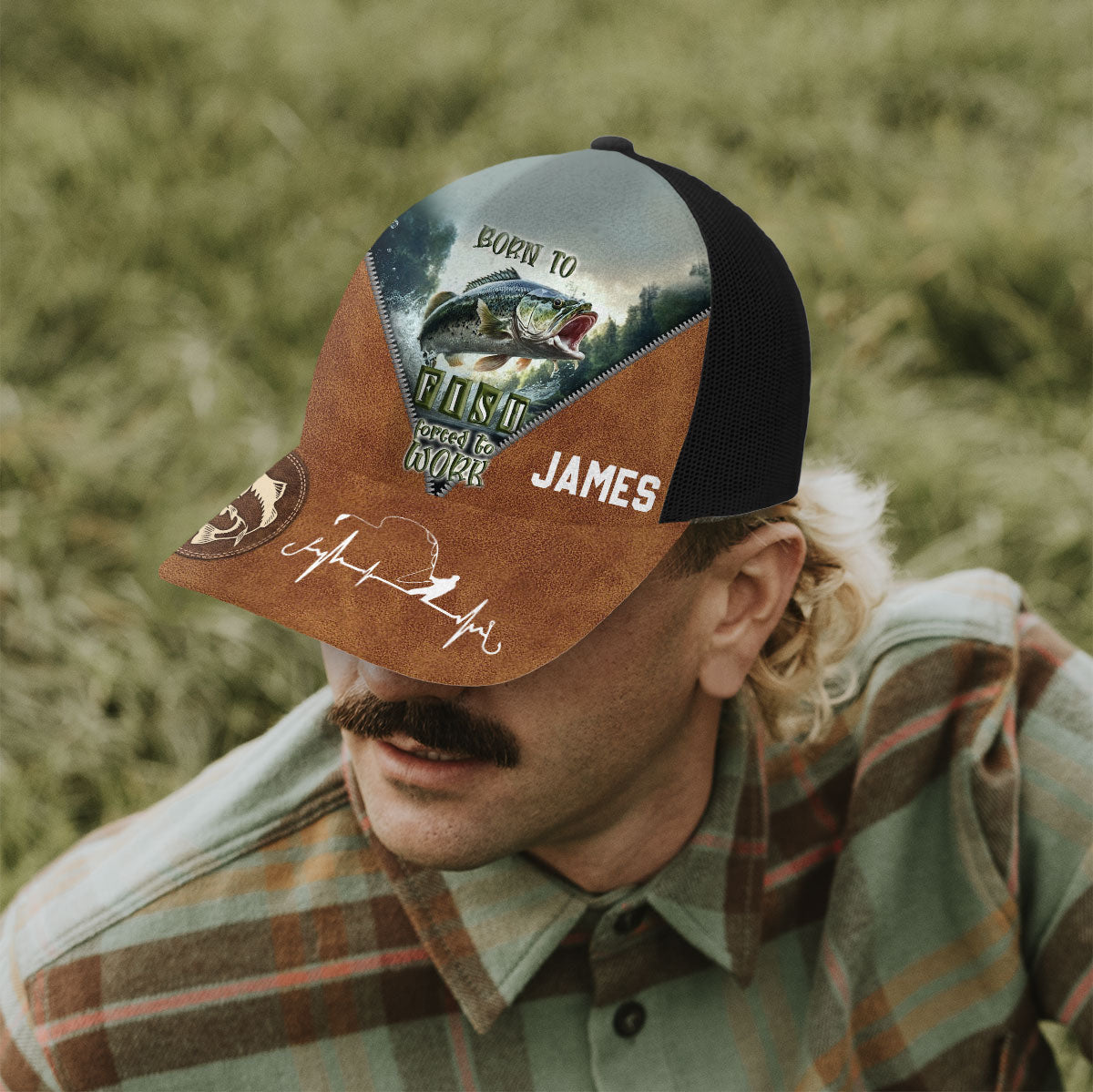 Zum Angeln geboren, zum Arbeiten gezwungen – Personalisierte Angel-Truckerkappe (Schwarzes Netzgewebe)