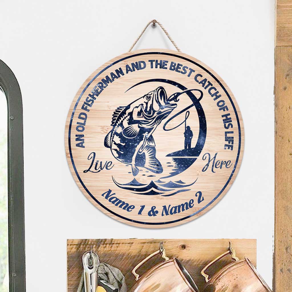Ein alter Fischer - Personalisiertes rundes Holzschild zum Angeln