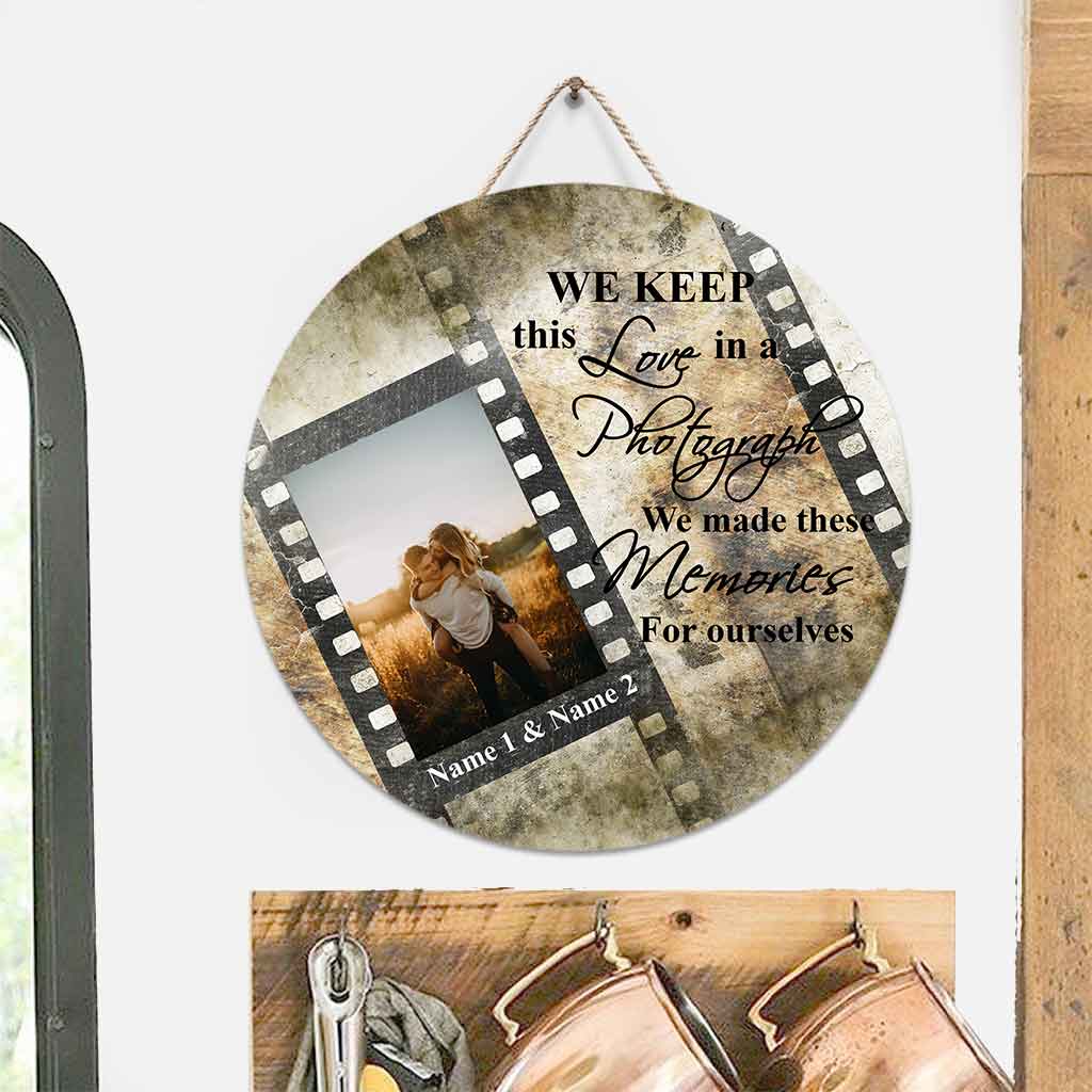 Wir bewahren diese Liebe – Personalisiertes rundes Holzschild für Paare