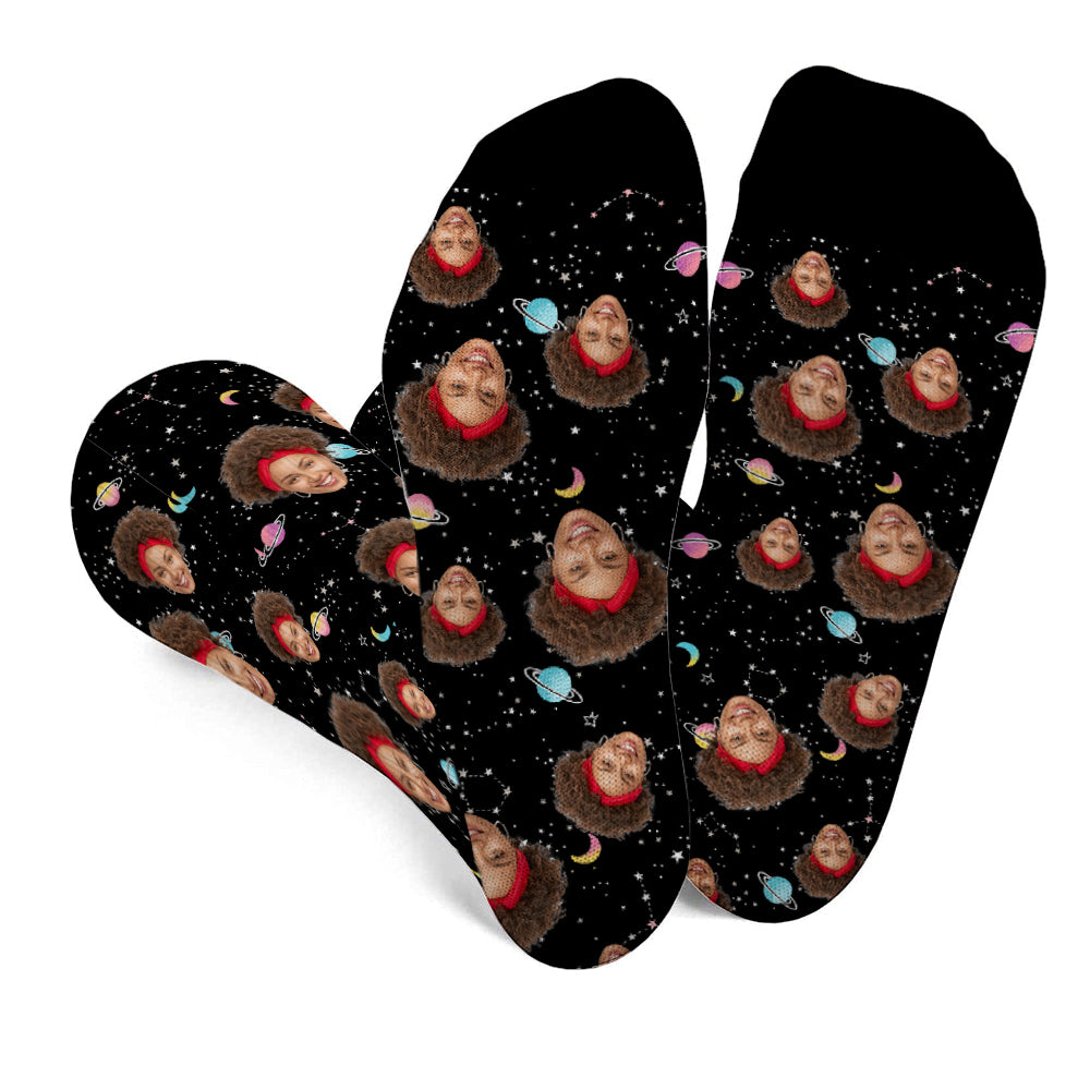 Personalisierte Socken mit Galaxy-Gesichtsmotiven für die Tochter