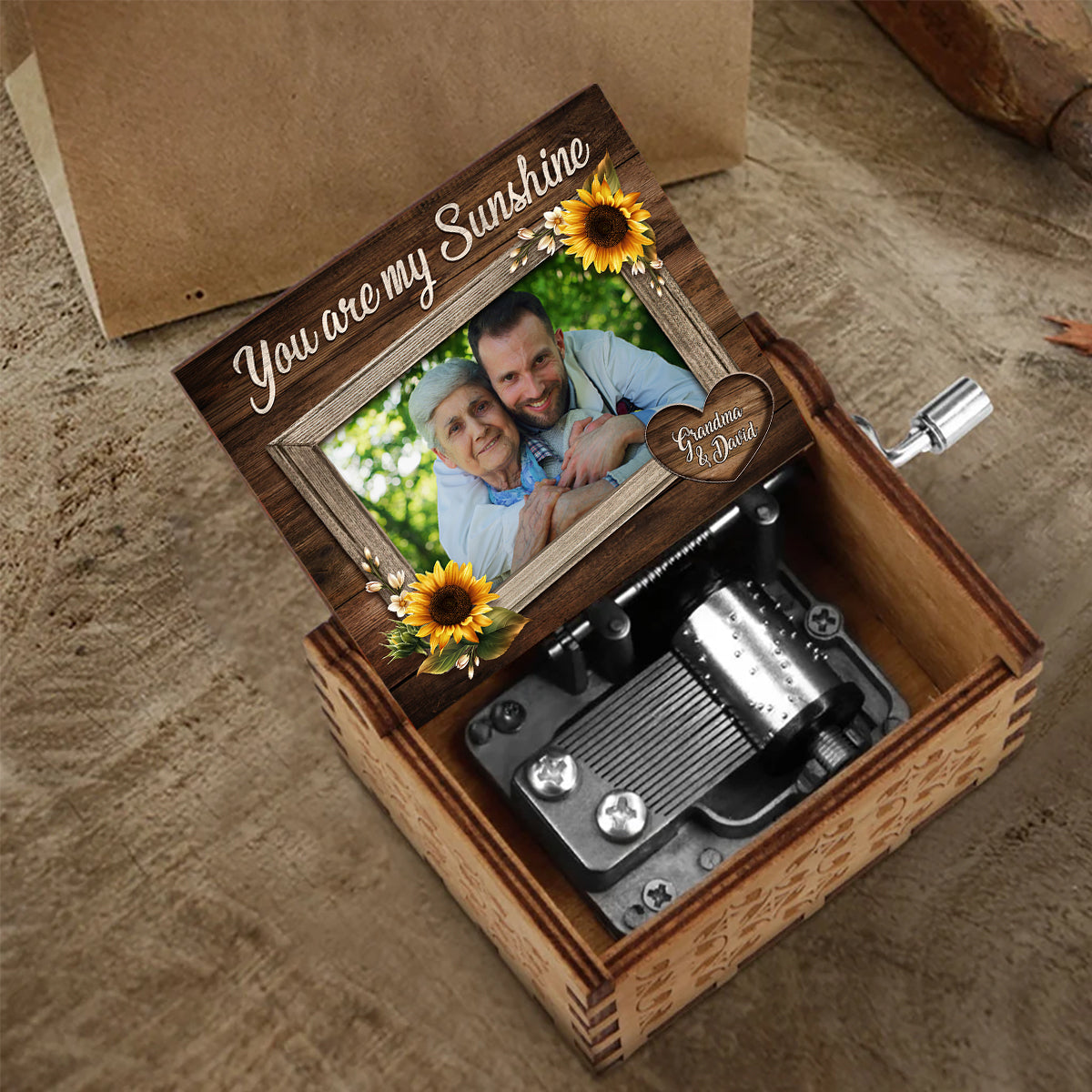 Du bist mein Sonnenschein – Geschenk für Mama, Oma, Opa, Tochter, Sohn, Enkelin, Enkel, Freunde, Schwester, Bruder, Tante, Onkel, Papa – Personalisierte Spieluhr mit Handkurbel