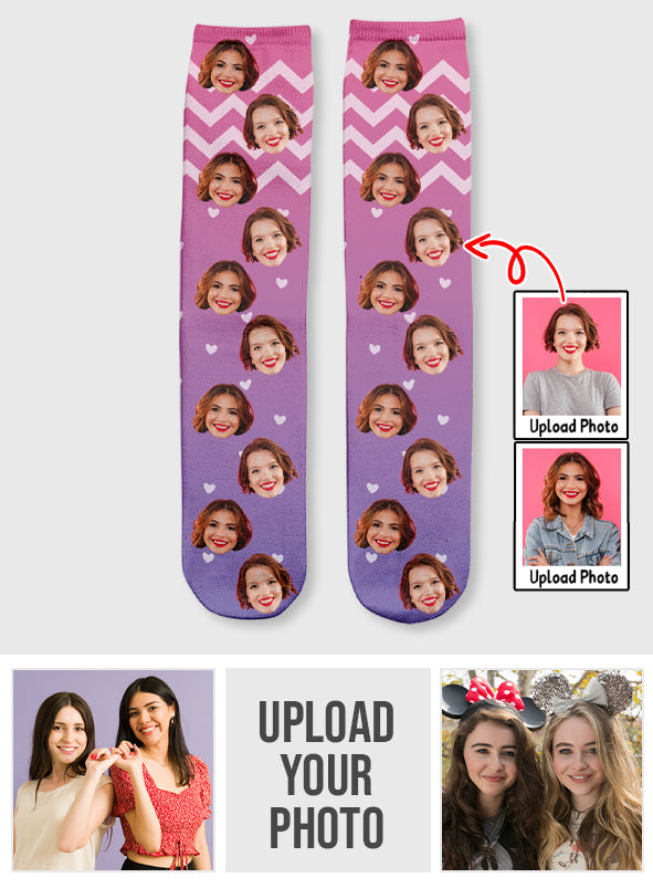 Individuelles lila Gesichtsmuster – personalisierte Socken für beste Freundinnen