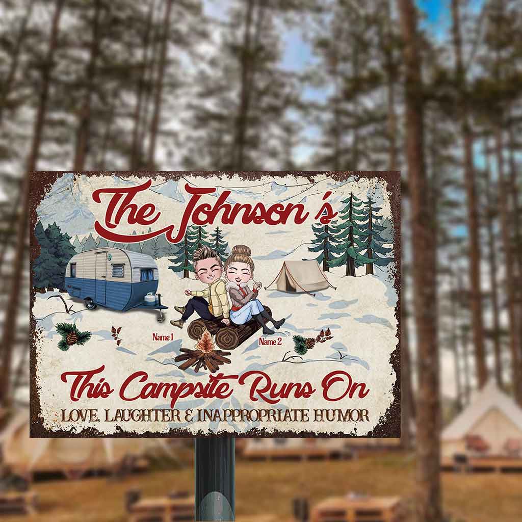 Dieser Campingplatz lebt von Liebe und Lachen – Personalisiertes rechteckiges Metallschild für Paare