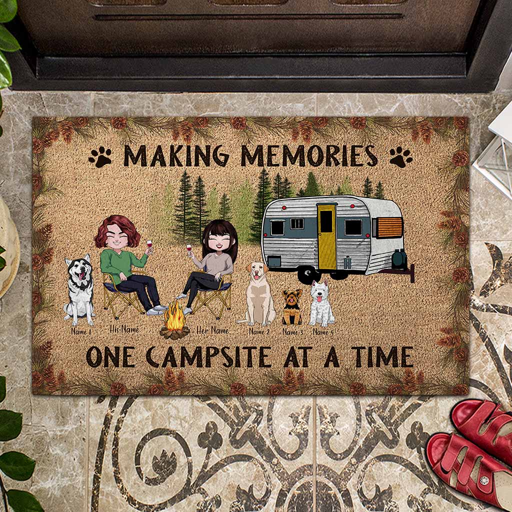 Das Leben ist schöner am Lagerfeuer – Personalisierte Camping-Fußmatte