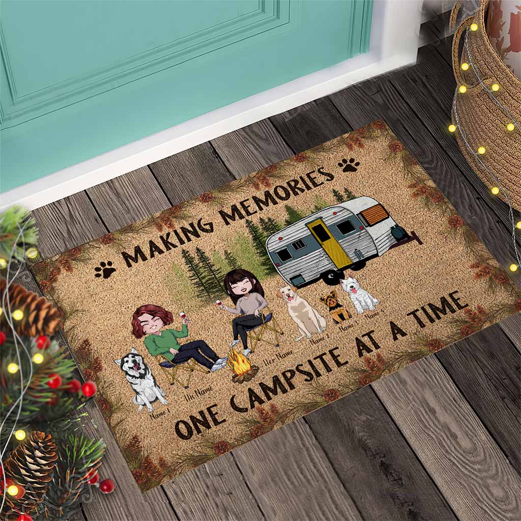 Das Leben ist schöner am Lagerfeuer – Personalisierte Camping-Fußmatte