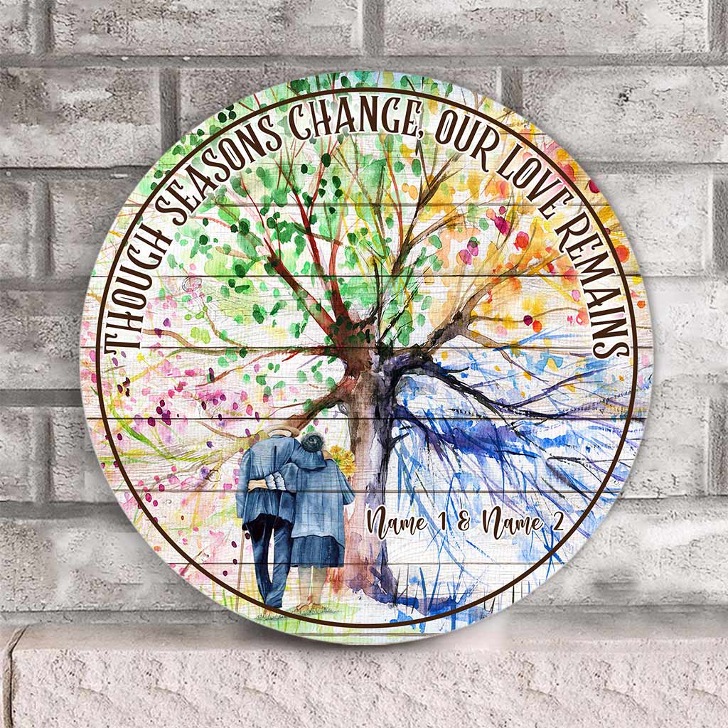 Auch wenn sich die Jahreszeiten ändern – personalisiertes rundes Holzschild für Paare