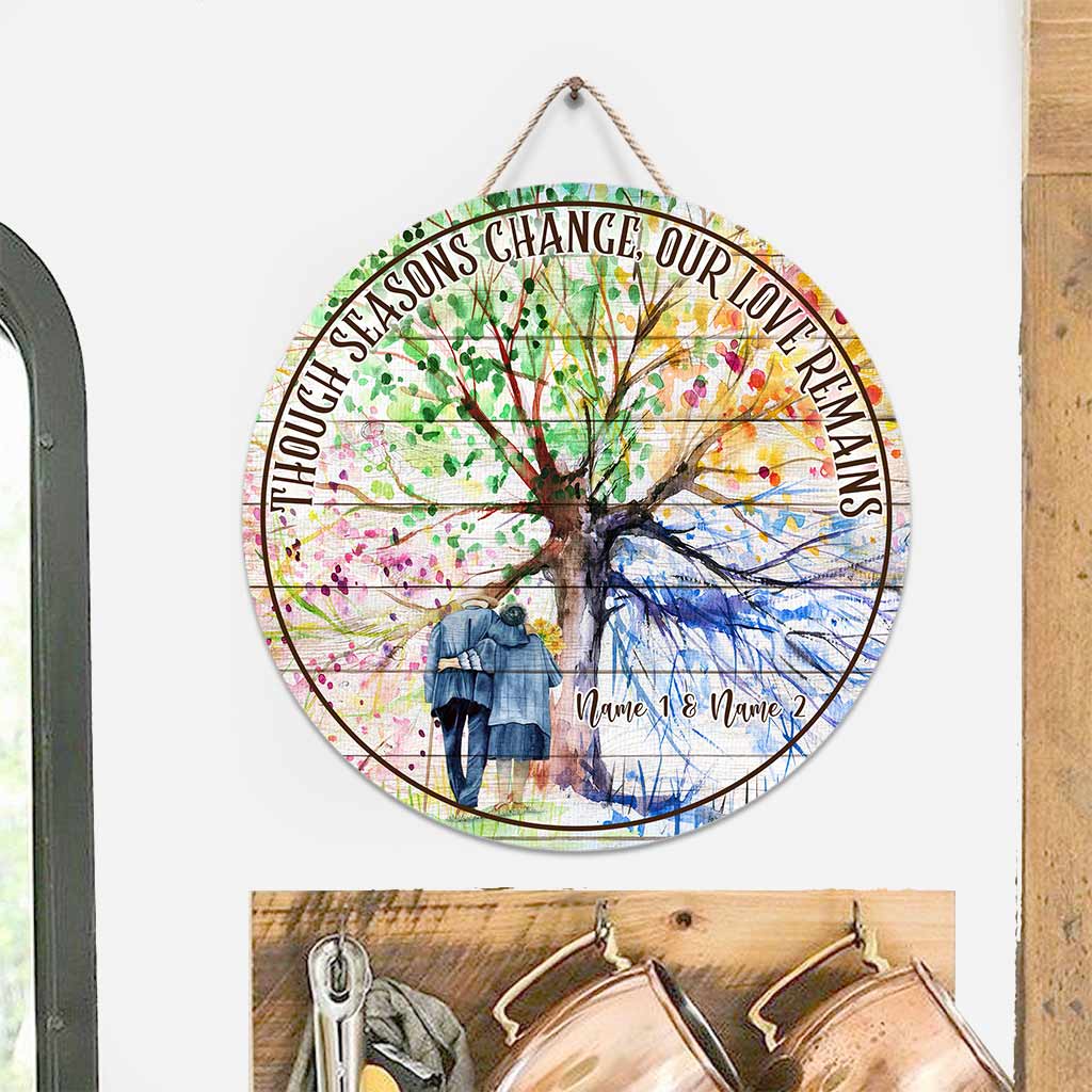 Auch wenn sich die Jahreszeiten ändern – personalisiertes rundes Holzschild für Paare