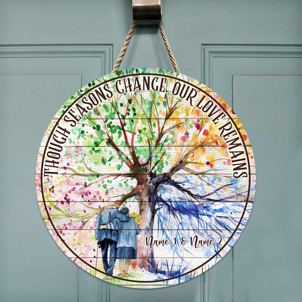 Auch wenn sich die Jahreszeiten ändern – personalisiertes rundes Holzschild für Paare