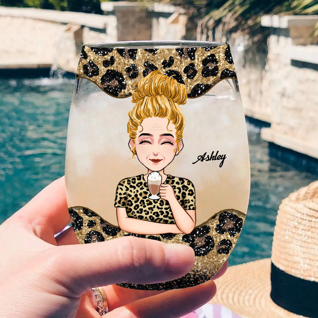 Mutterschaft meistern – Personalisiertes Weinglas zum Muttertag mit der Aufschrift „Mother All Over“.