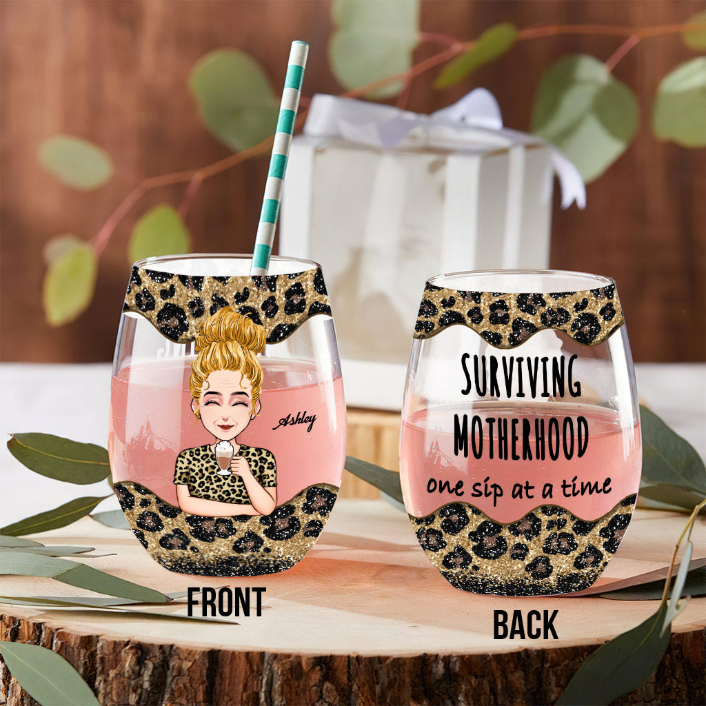 Mutterschaft meistern – Personalisiertes Weinglas zum Muttertag mit der Aufschrift „Mother All Over“.