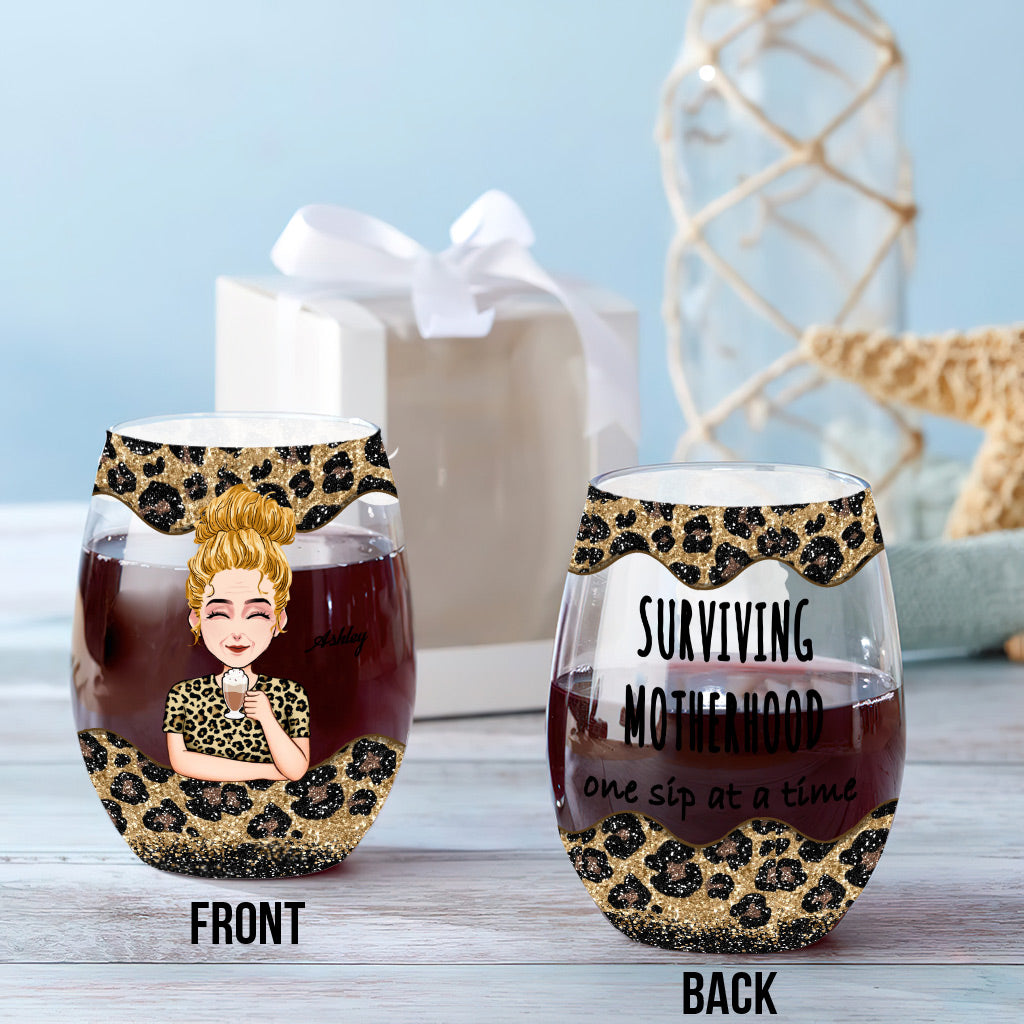 Mutterschaft meistern – Personalisiertes Weinglas zum Muttertag mit der Aufschrift „Mother All Over“.