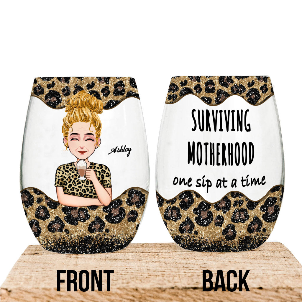 Mutterschaft meistern – Personalisiertes Weinglas zum Muttertag mit der Aufschrift „Mother All Over“.