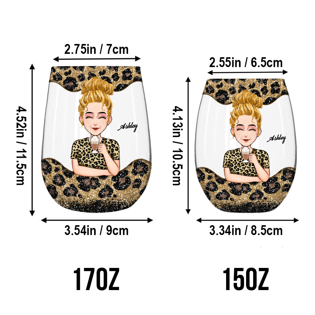 Mutterschaft meistern – Personalisiertes Weinglas zum Muttertag mit der Aufschrift „Mother All Over“.