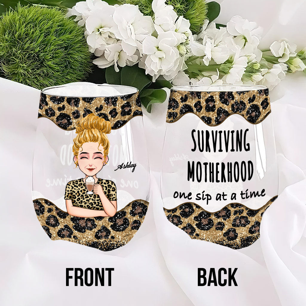 Mutterschaft meistern – Personalisiertes Weinglas zum Muttertag mit der Aufschrift „Mother All Over“.