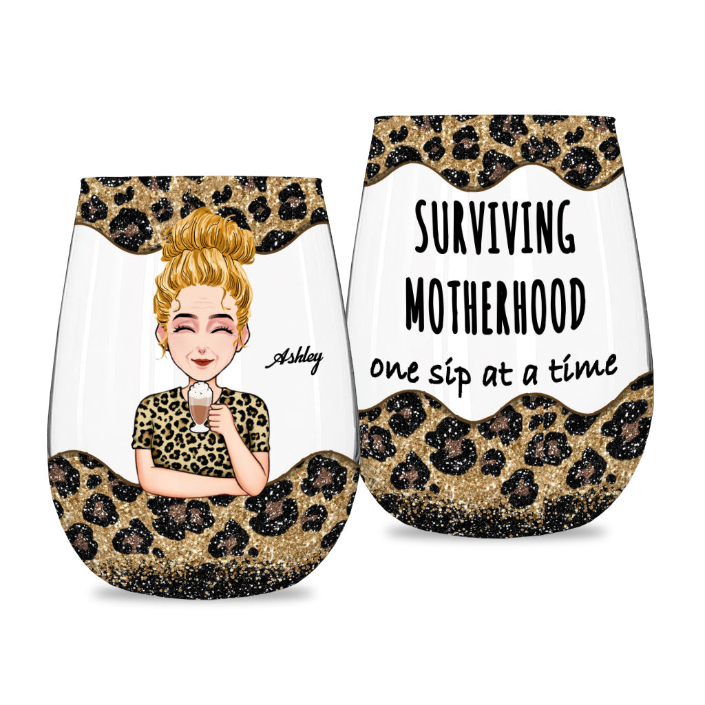 Mutterschaft meistern – Personalisiertes Weinglas zum Muttertag mit der Aufschrift „Mother All Over“.