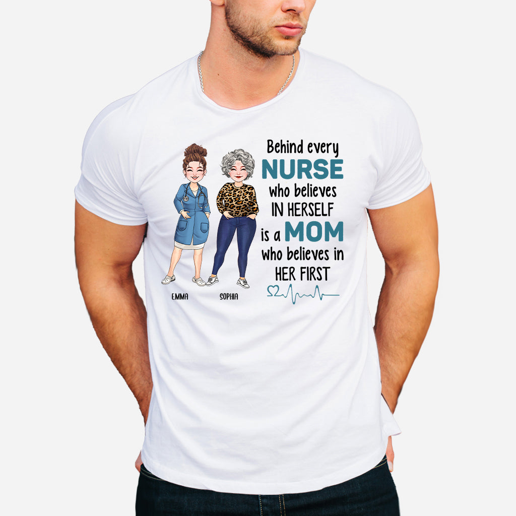 Hinter jeder Krankenschwester, die an sich selbst glaubt – personalisiertes T-Shirt und Hoodie für Krankenschwestern
