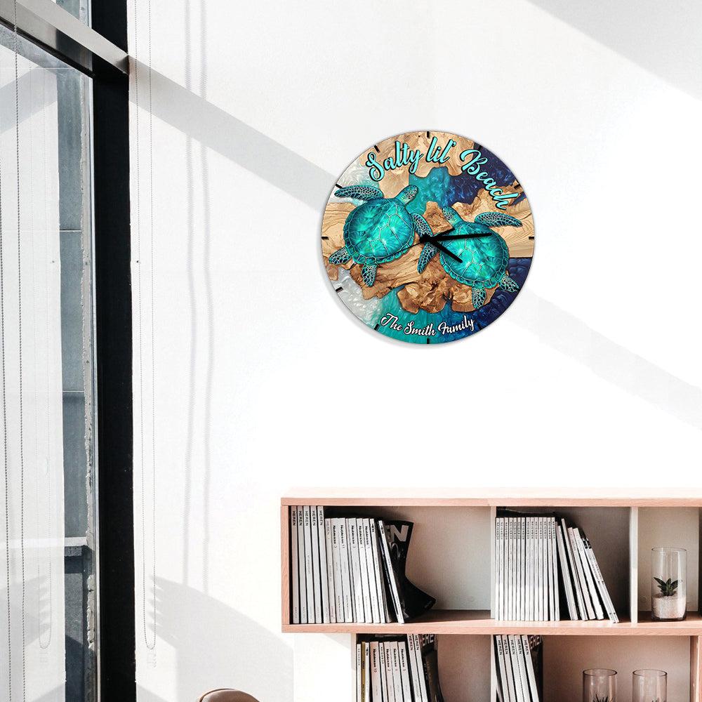 Salty Lil' Beach - Personalisierte Schildkröten-Wanduhr