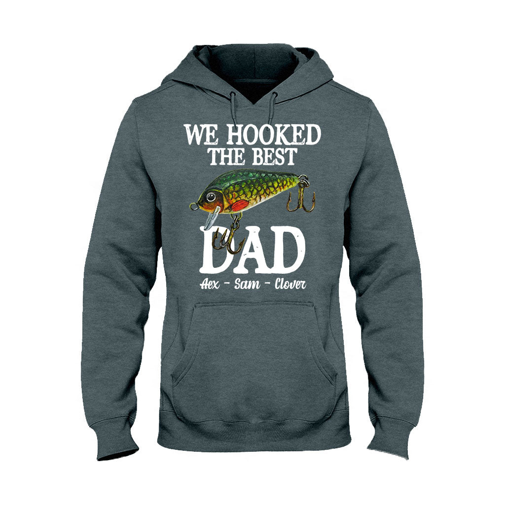 Wir haben den besten Papa an Land gezogen – personalisiertes Angel-T-Shirt & Hoodie