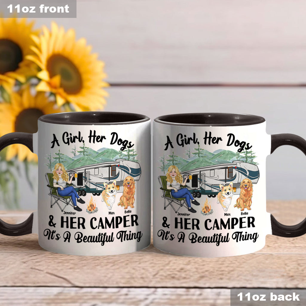 Ein Mädchen, ihr Hund und ihr Wohnmobil – Campinggeschenk für Hundeliebhaber – Personalisierte Tasse mit Akzent