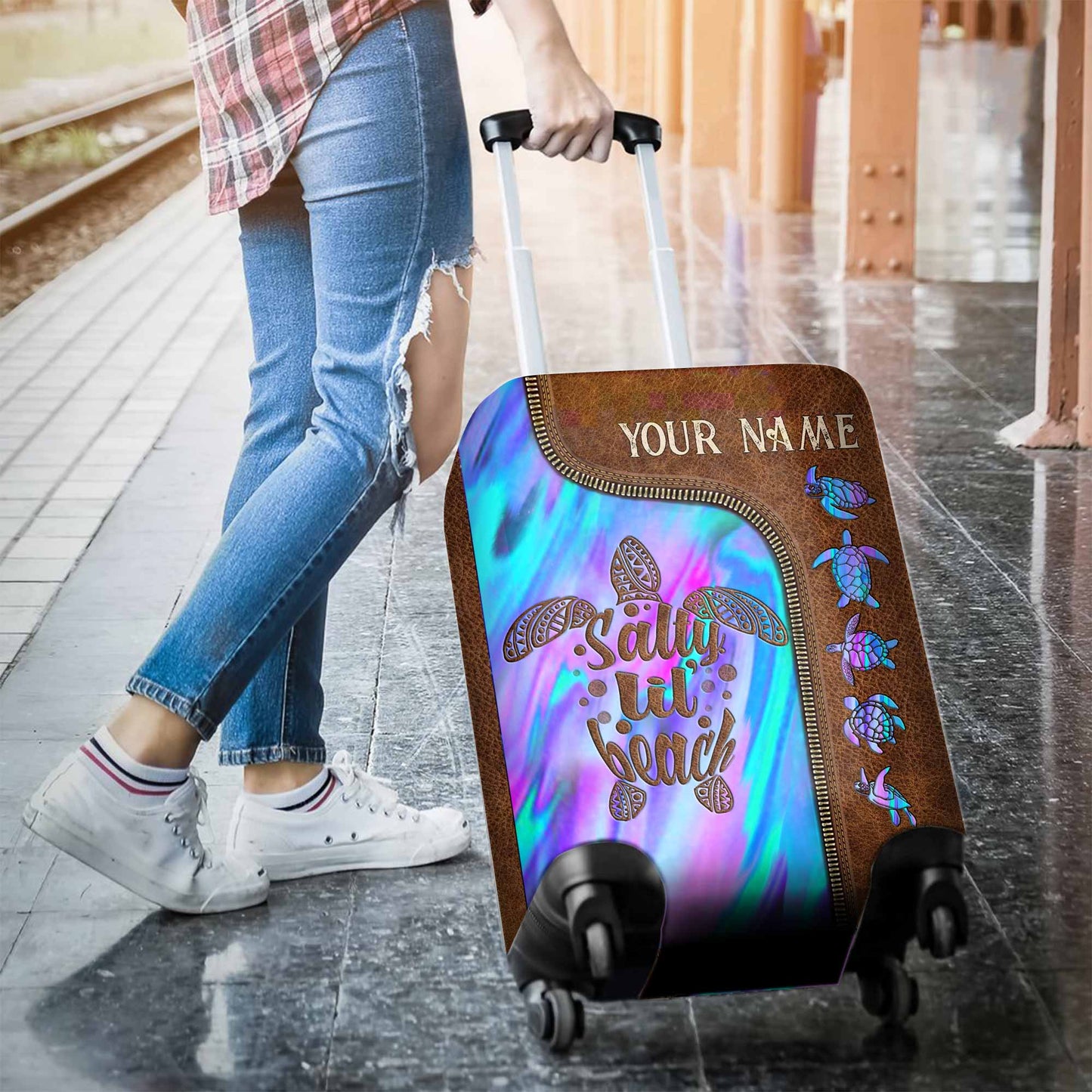 Salty Lil' Beach – Gepäckhülle aus Leder mit personalisiertem Schildkrötenmuster