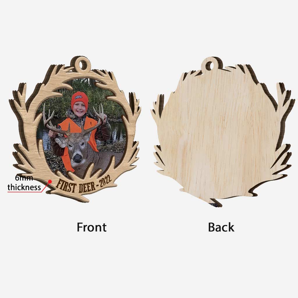 Erstes Reh – Personalisierter Weihnachtsschmuck aus mehrschichtigem Holz mit Jagdmotiv