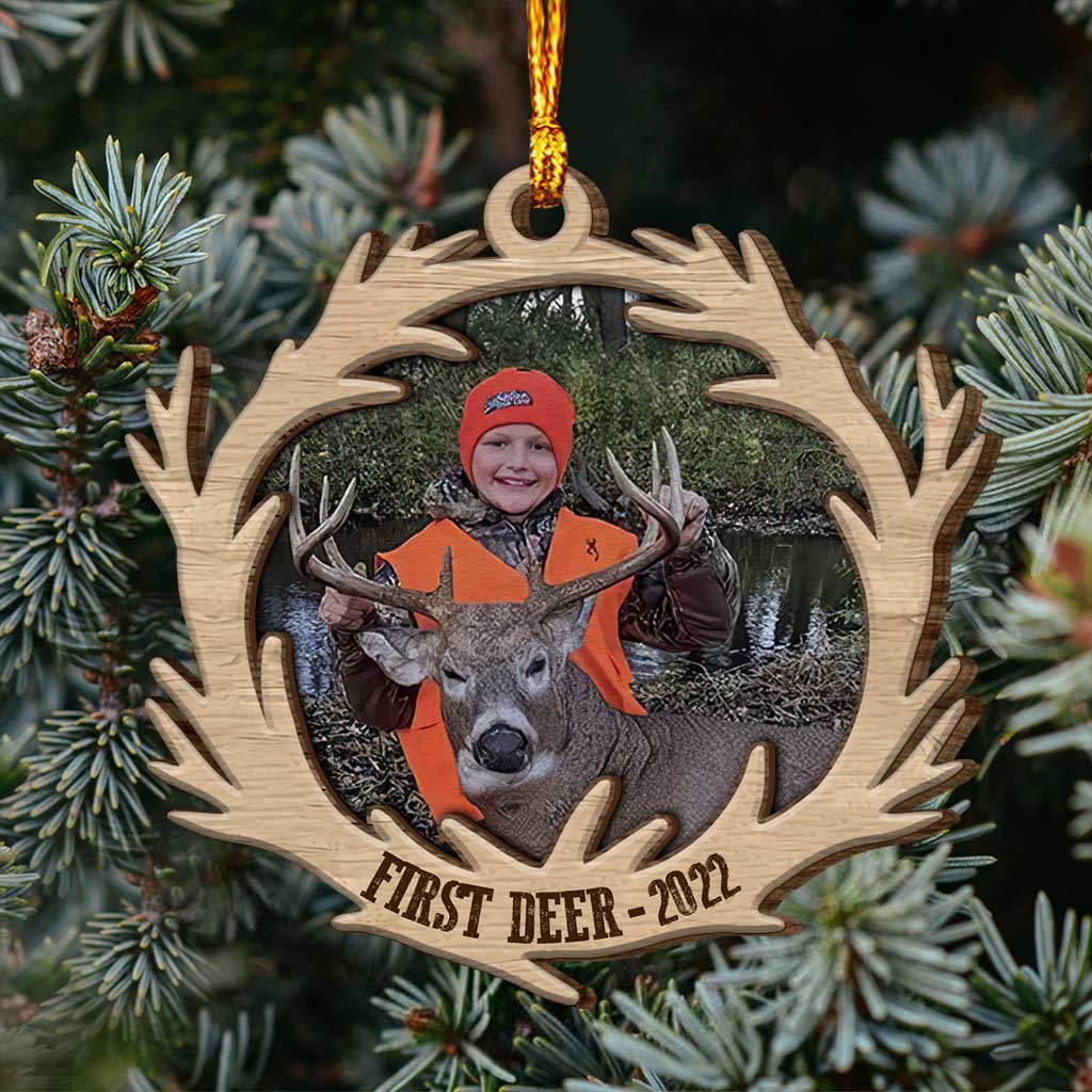 Erstes Reh – Personalisierter Weihnachtsschmuck aus mehrschichtigem Holz mit Jagdmotiv