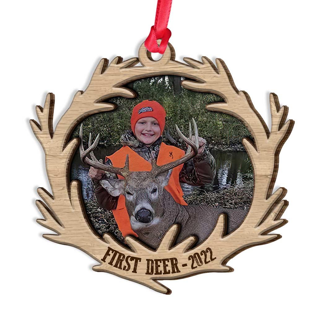 Erstes Reh – Personalisierter Weihnachtsschmuck aus mehrschichtigem Holz mit Jagdmotiv