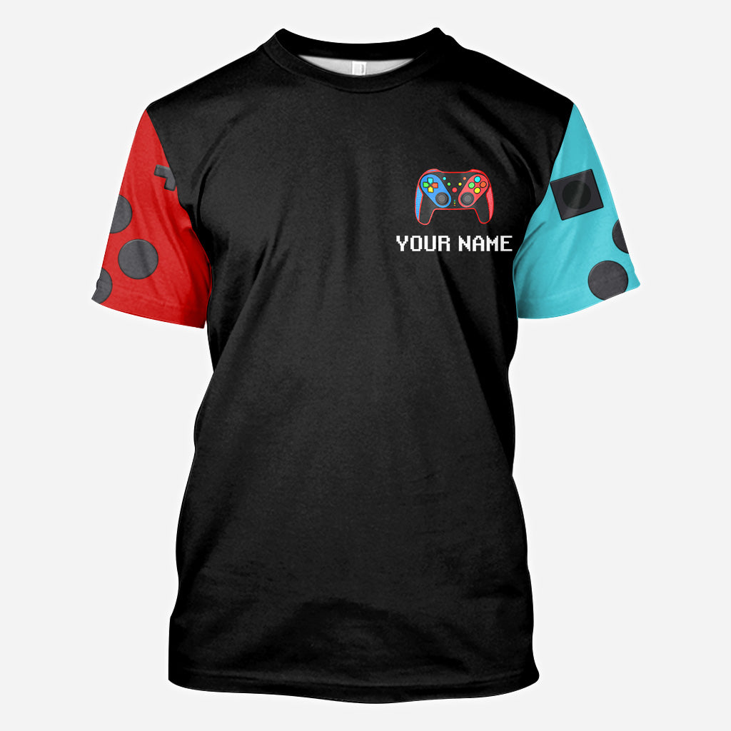 Ich habe mein Spiel pausiert, um hier zu sein – Personalisiertes Videospiel-Shirt