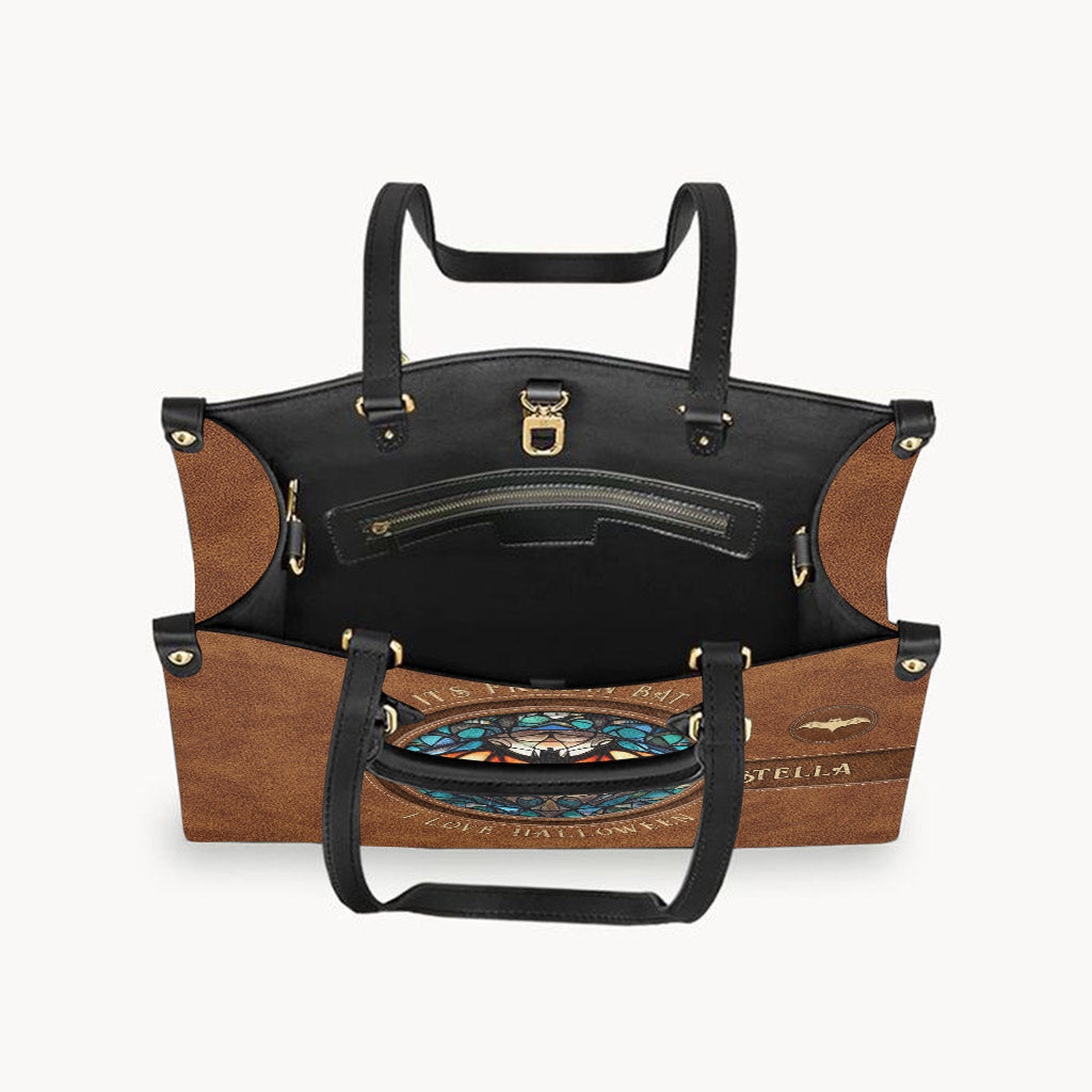Es ist verdammt nochmal Fledermaus, ich liebe Halloween - Personalisierte Hexen-Lederhandtasche