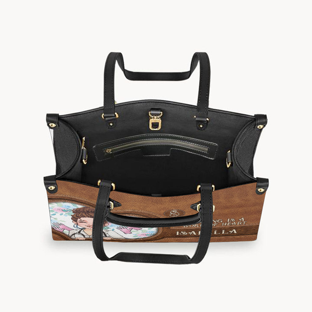 Krankenpflege ist eine Herzensangelegenheit – Personalisierte Lederhandtasche für Krankenschwestern