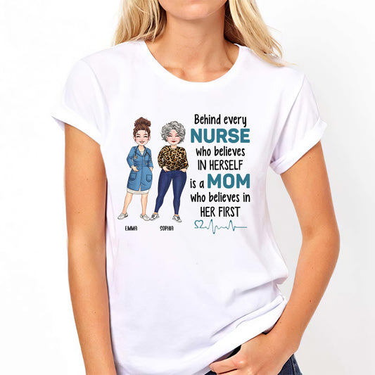 Hinter jeder Krankenschwester, die an sich selbst glaubt – personalisiertes T-Shirt und Hoodie für Krankenschwestern