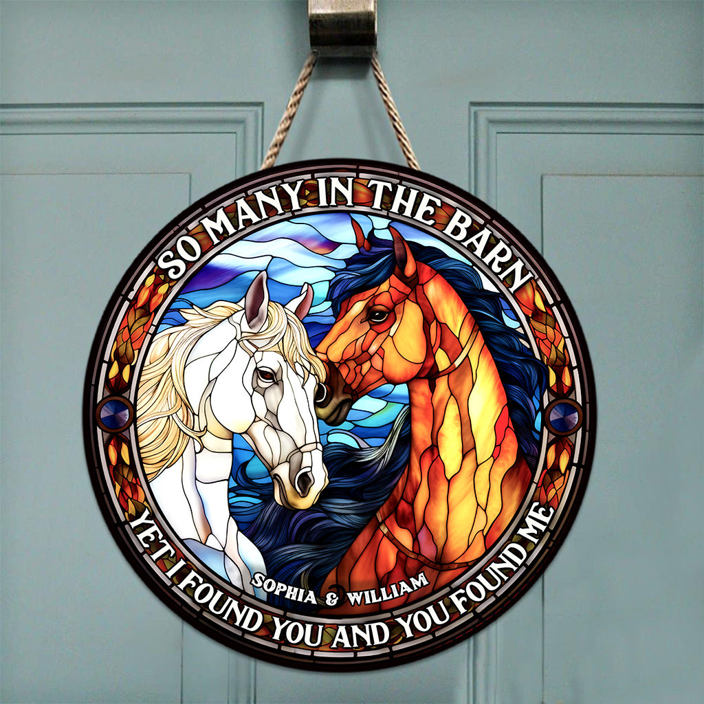 So viele im Stall - Personalisiertes rundes Holzschild mit Pferdemotiv