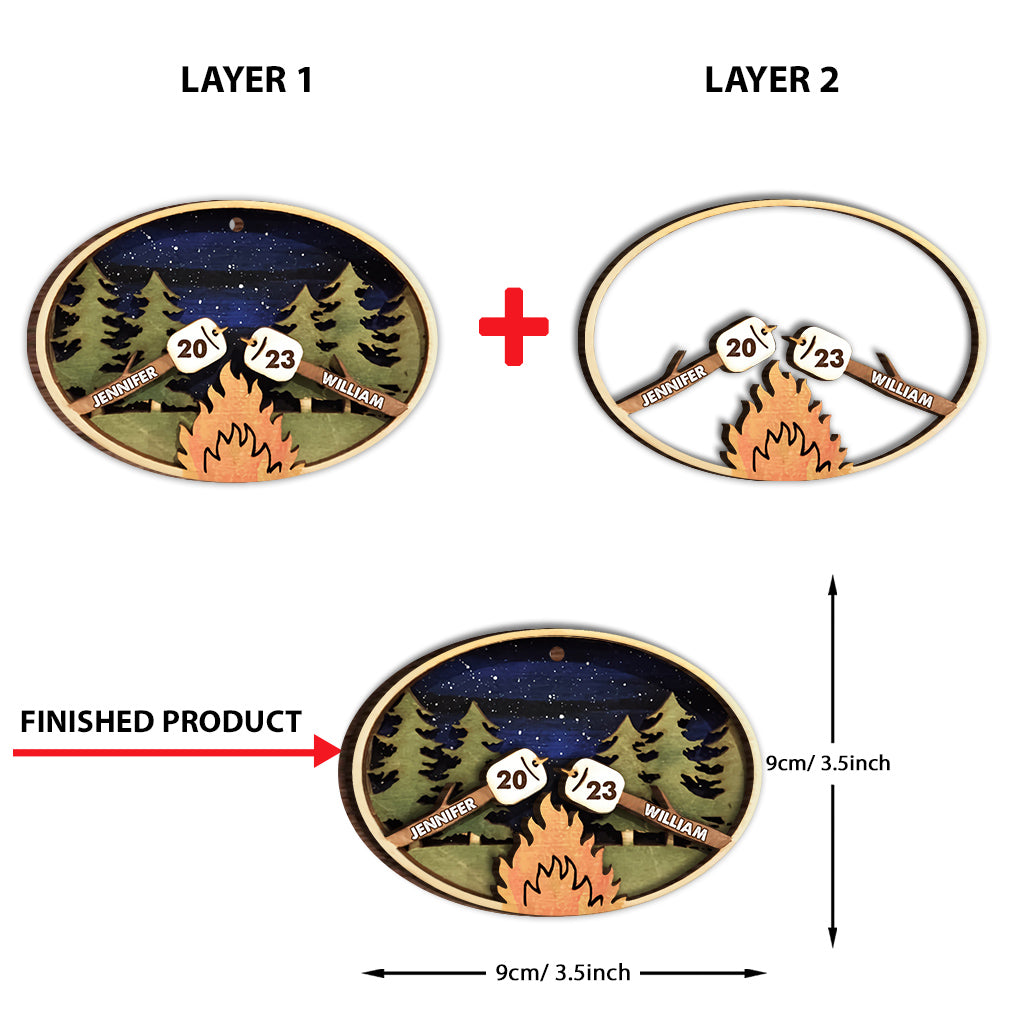 Geröstete Marshmallows beim Camping – Personalisierte Camping-Holzdekoration (2-lagig)