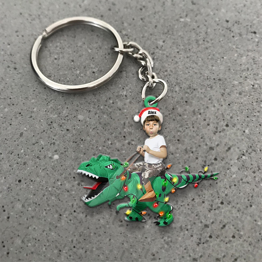 Niedliches Kind reitet auf dem Dinosaurier - Personalisierter Kinder-Schlüsselanhänger