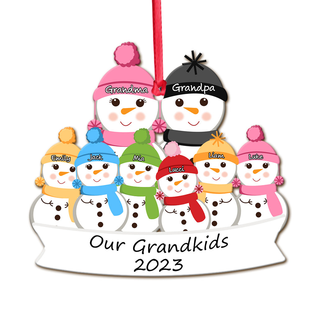 Niedlicher Schneemann unserer Enkelkinder – personalisierter Oma-Weihnachtsbaumschmuck