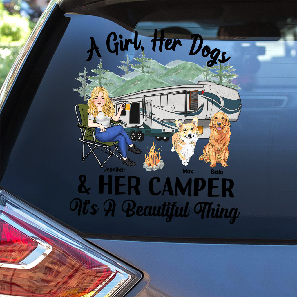 Ein Mädchen, ihr Hund und ihr Wohnmobil – Personalisierter Camping-Aufkleber