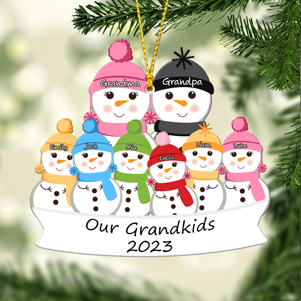 Niedlicher Schneemann unserer Enkelkinder – personalisierter Oma-Weihnachtsbaumschmuck