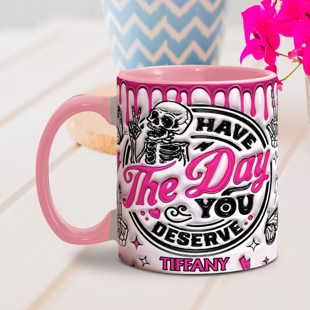 Genieße den Tag, den du verdienst – personalisierte Tasse mit Totenkopf-Akzent