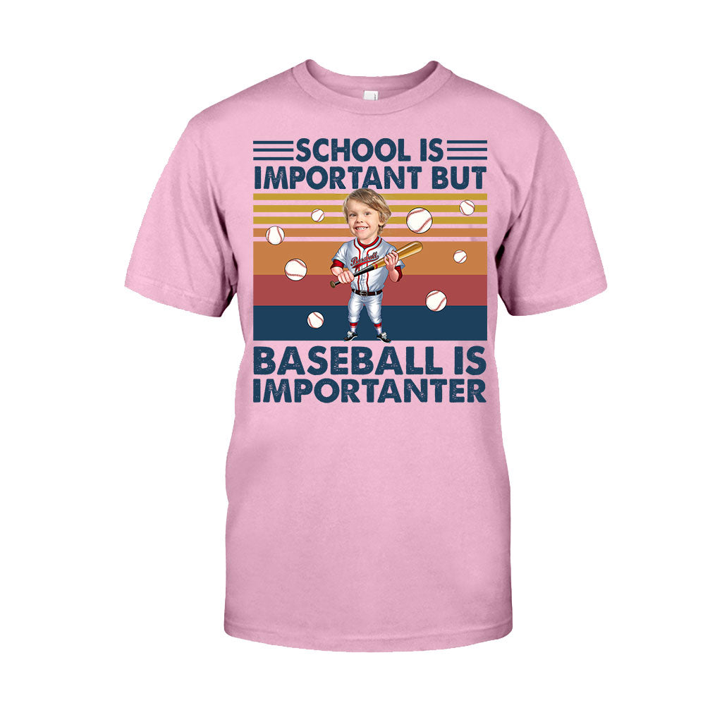 Schule ist wichtig, aber – personalisiertes Baseball-T-Shirt und Hoodie