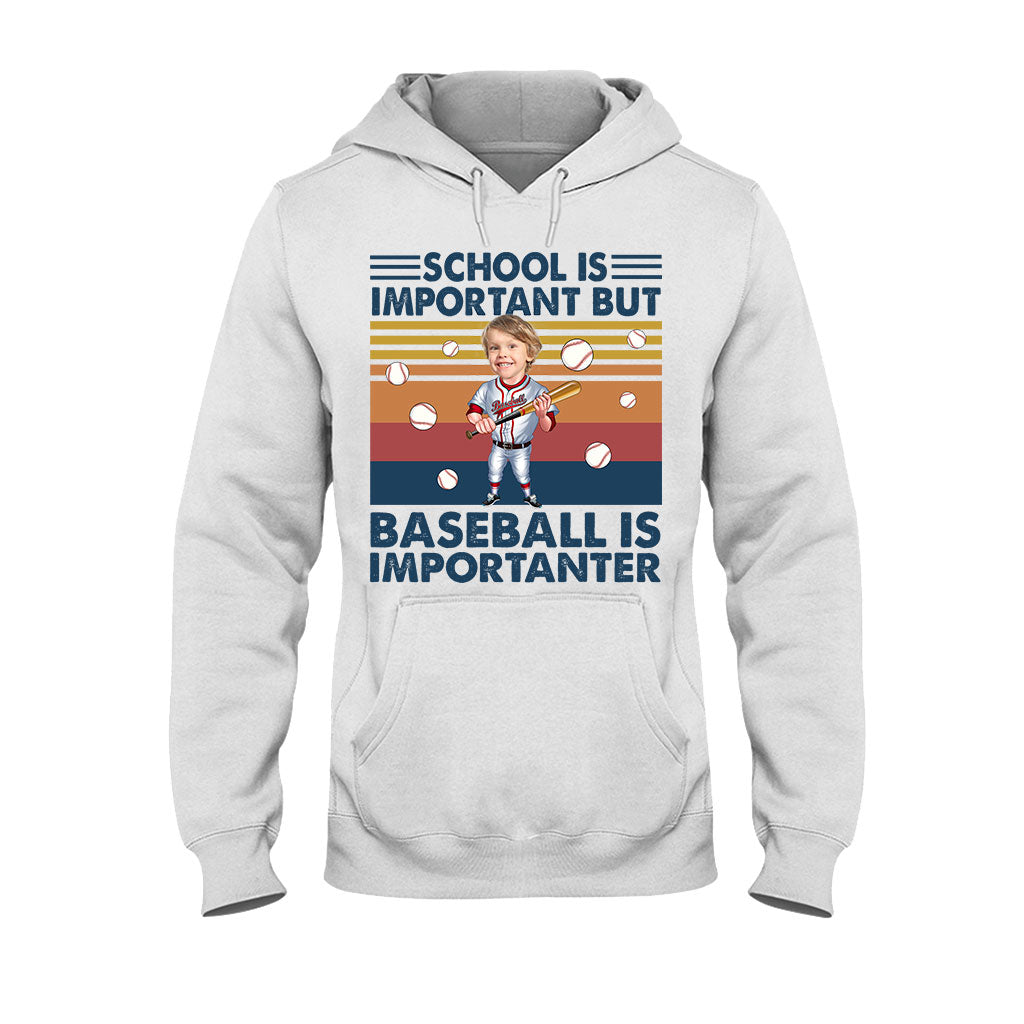 Schule ist wichtig, aber – personalisiertes Baseball-T-Shirt und Hoodie