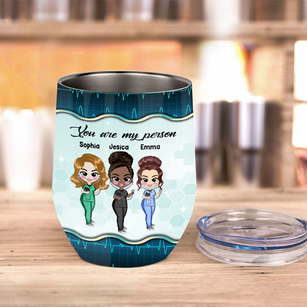 Zufall hat uns zu Kollegen gemacht – Personalisierter Weinbecher für Krankenschwestern