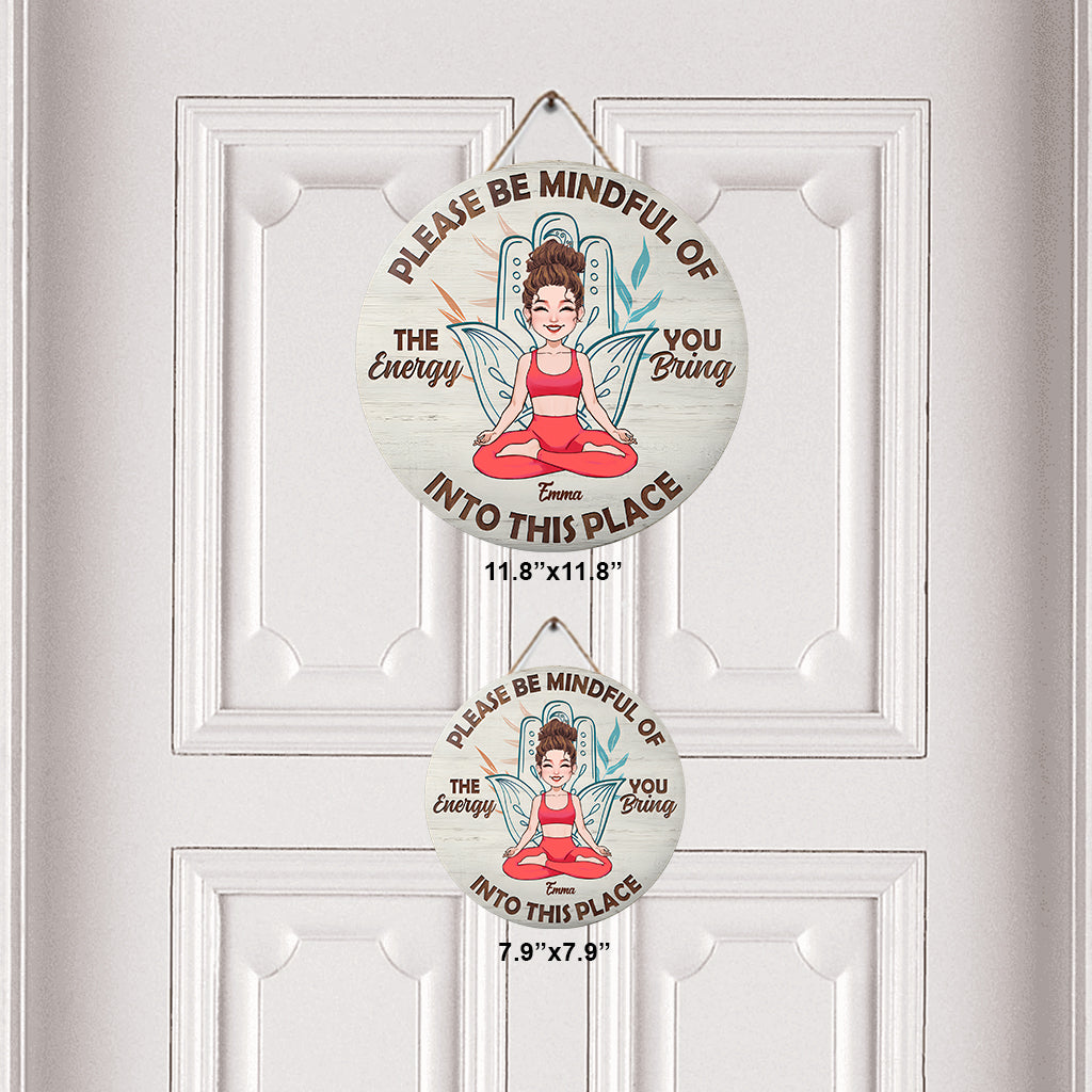 Bitte achtsam sein – Personalisiertes Yoga-Rundholzschild