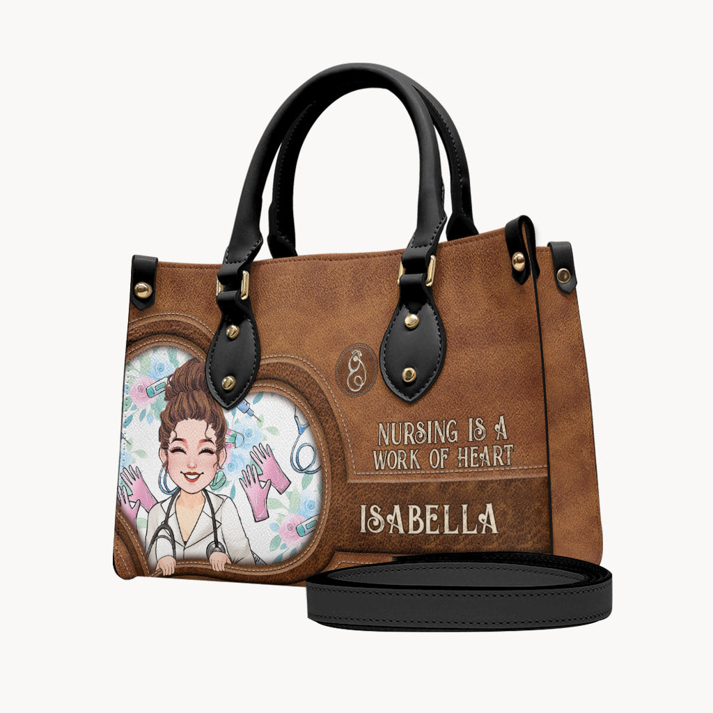 Krankenpflege ist eine Herzensangelegenheit – Personalisierte Lederhandtasche für Krankenschwestern