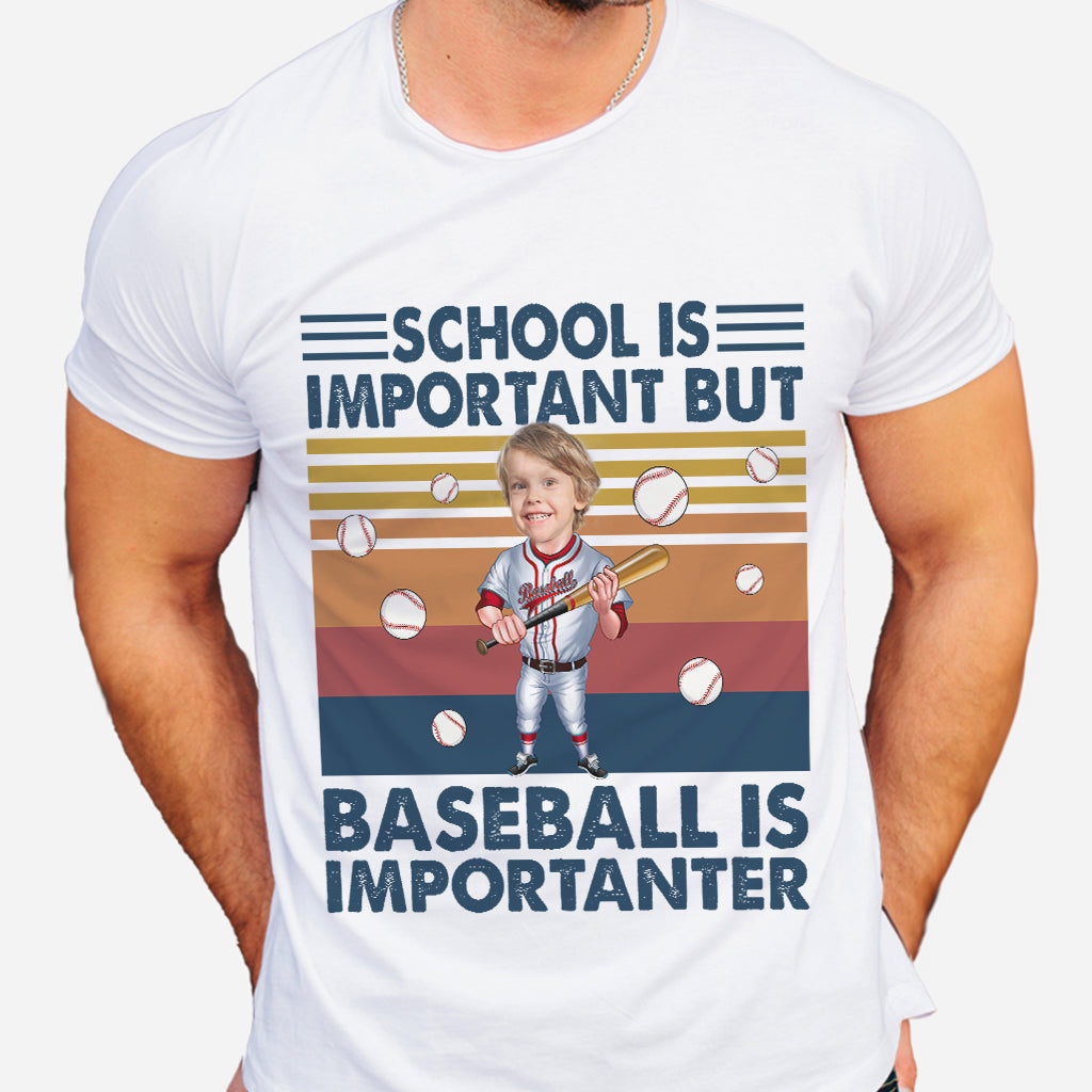 Schule ist wichtig, aber – personalisiertes Baseball-T-Shirt und Hoodie