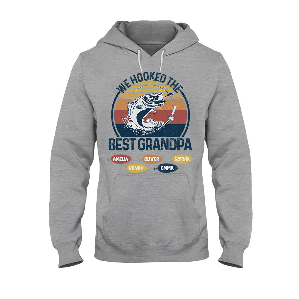Wir haben den besten Angel-Papa und Opa am Haken! – Angelgeschenk für Papa und Opa – Personalisiertes T-Shirt und Hoodie