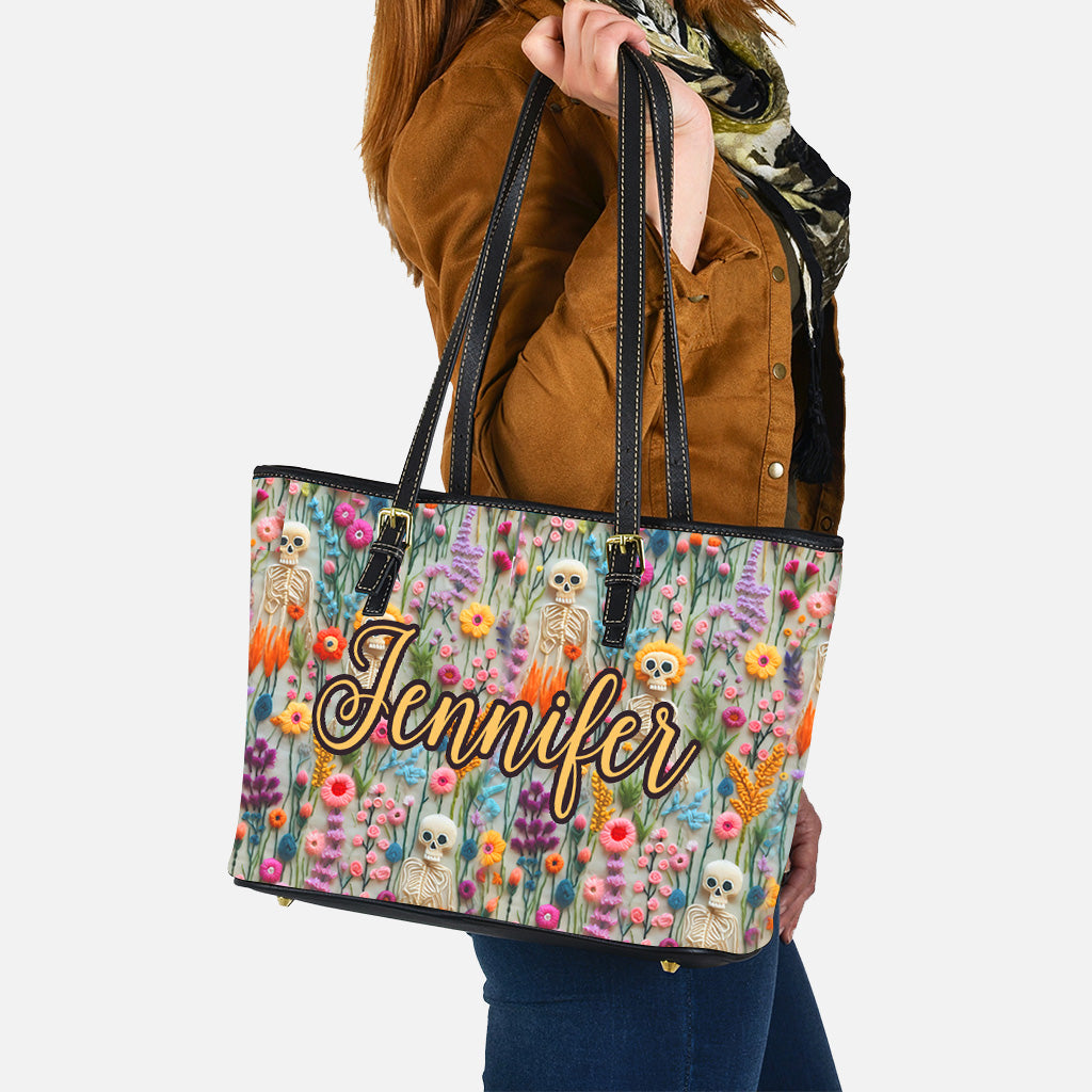 Personalisierte Totenkopf-Ledertasche mit Blumen-Skelett-Motiv