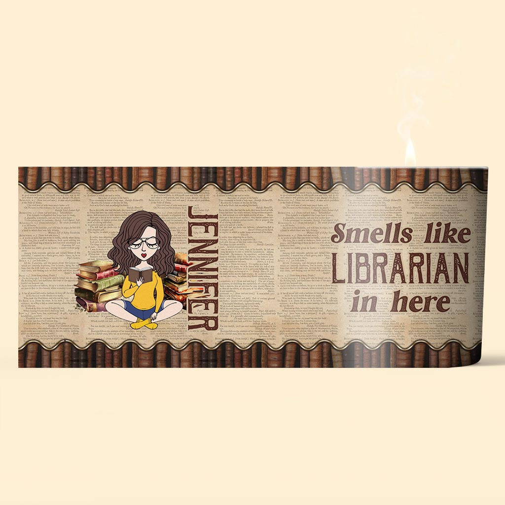 Riecht, als hätte ich keine Regalkontrolle – Personalisierte Buchkerze mit Holzdeckel